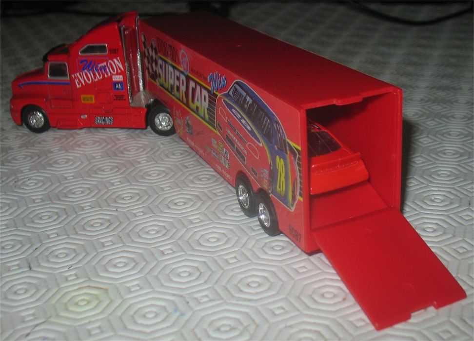 Conjunto Camião Transportador NASCAR + Dodge Charger Stock Car (2010)