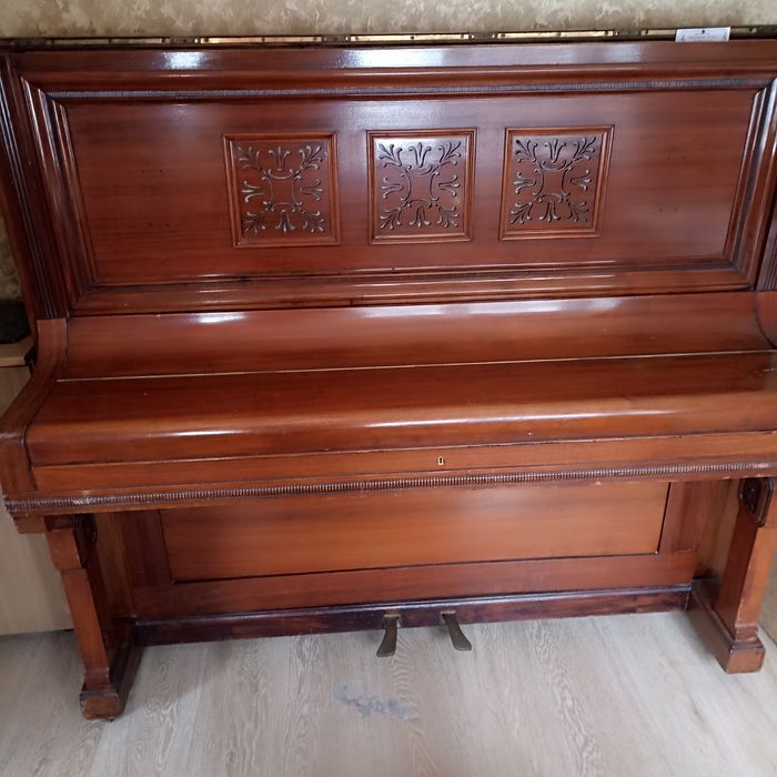 Старинное пианино.