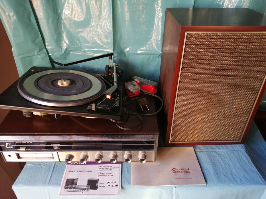 Gira-discos Garrard e rádio Rising