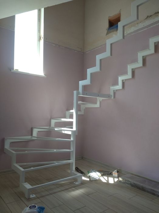 Сходи на металевому каркасі перила нержавійка ковка скло дерево