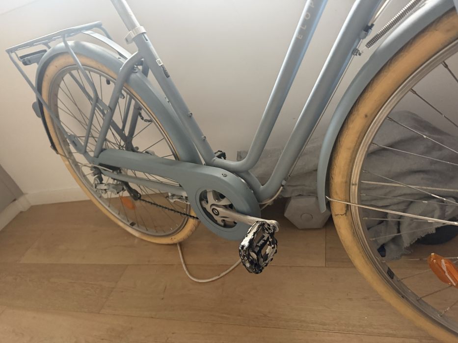 Bicicleta decathlon azul com sela em marrom