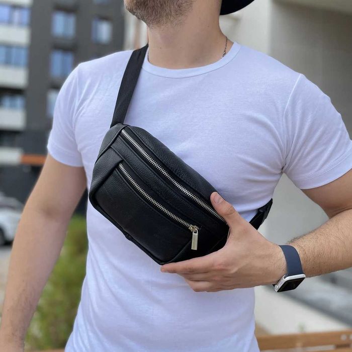 Кожаная качественная бананка c серебряным замком. Цвет: черный.