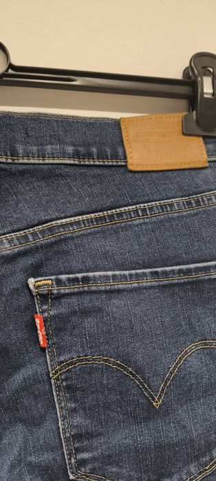 Levi's jeans shapping straight 28