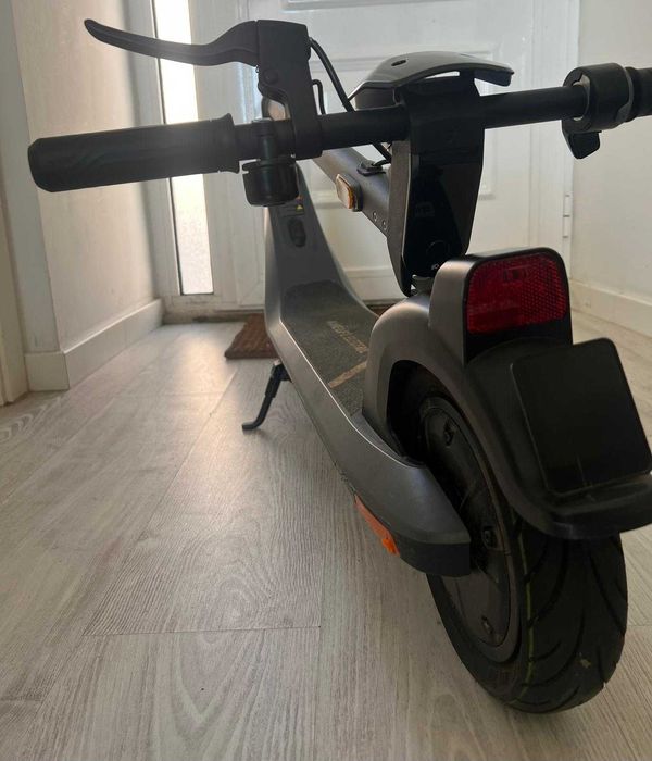 NIU KQi2 Pro Electric Scooter 300W + Helmet + Lock + Accessories