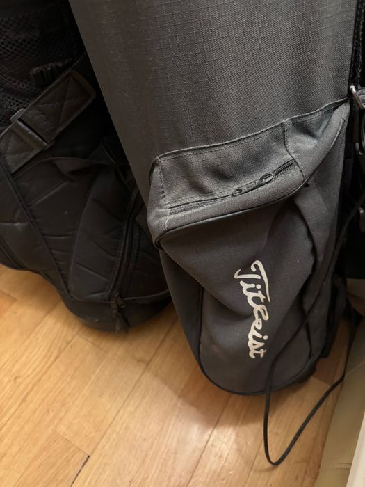Vendo 2 malas (uma Titleist + uma preta de viagem) • Conjunto de tacos completo • Capas protetoras em tecido •) •