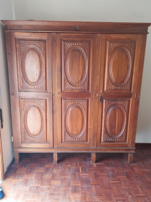 Mobília de quarto em madeira de Castanho