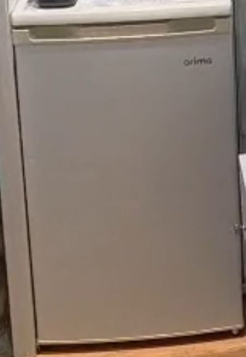 Medium Refrigerator471962441619220480