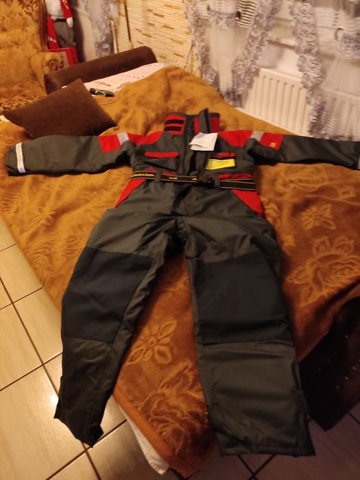 Na łódkę kombinezon wypornosciowy polecamcy na wodzie