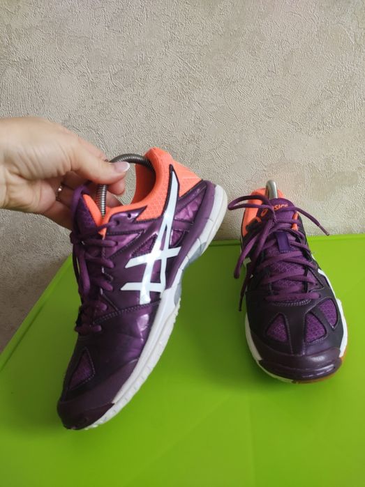 Жіночі волейбольні кросівки 38 розміру від бренду Asics Gel Tactic