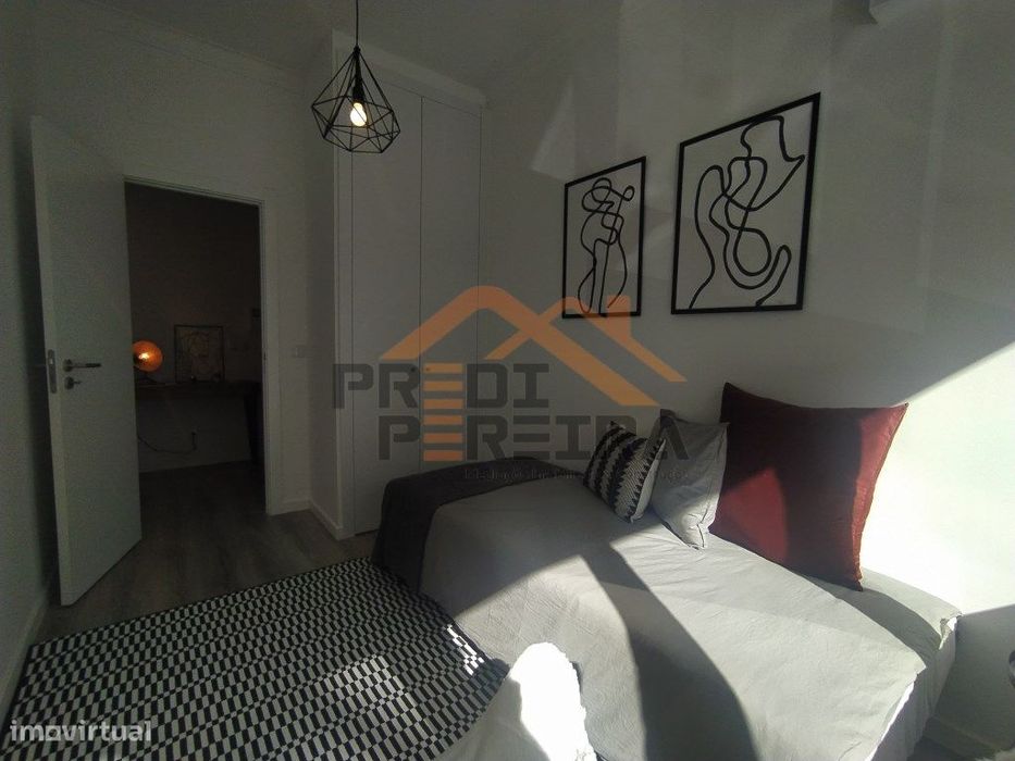 Situado em Benfica, apartamento T3 em processo de remodelação.