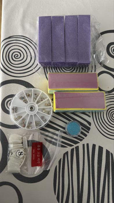 Vários artigos para manicure unhas, caixa com todo o material