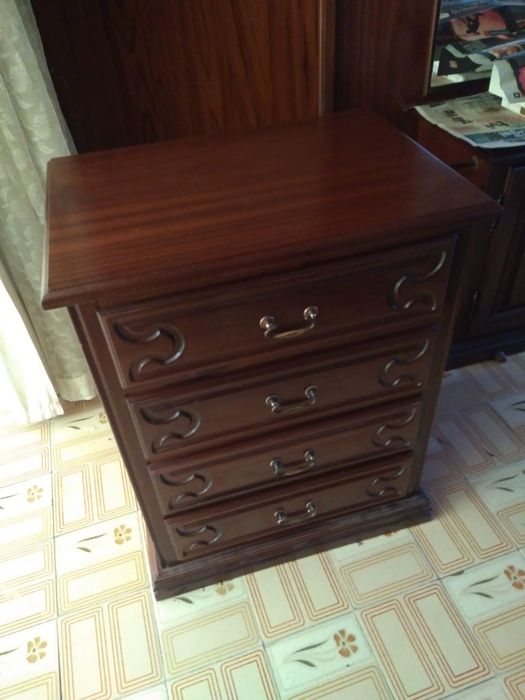 Comoda / amiseiro com 4 gavetas