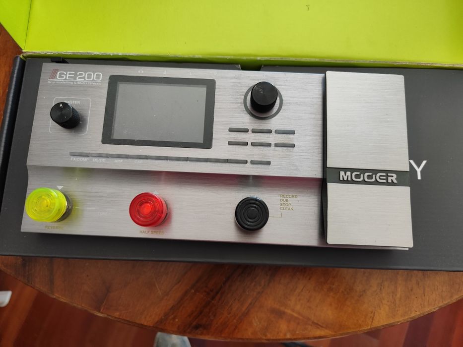 Pedaleira Mooer GE-200 na Caixa