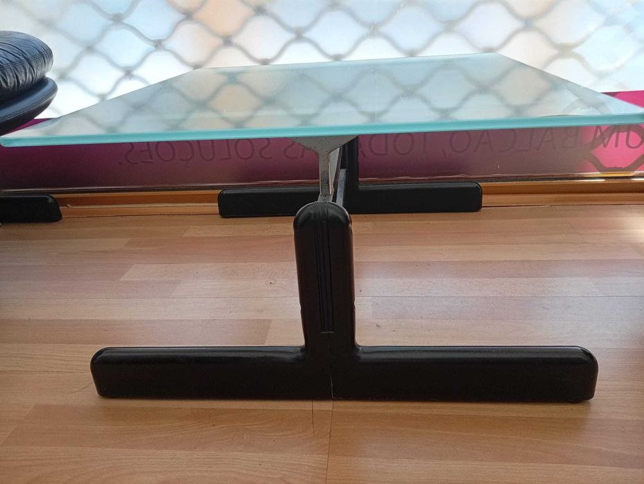 Mesa de apoio com tampo de vidro