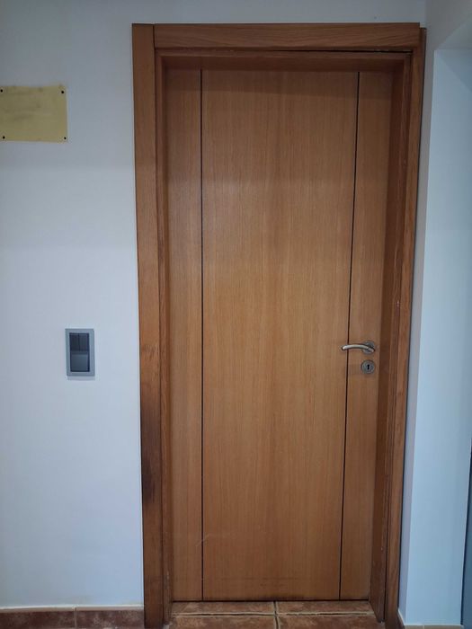 Portas de interior em madeira com aros, dobradiças e fechadura