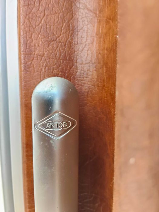 Porta de dobra bonita em couro sintético.