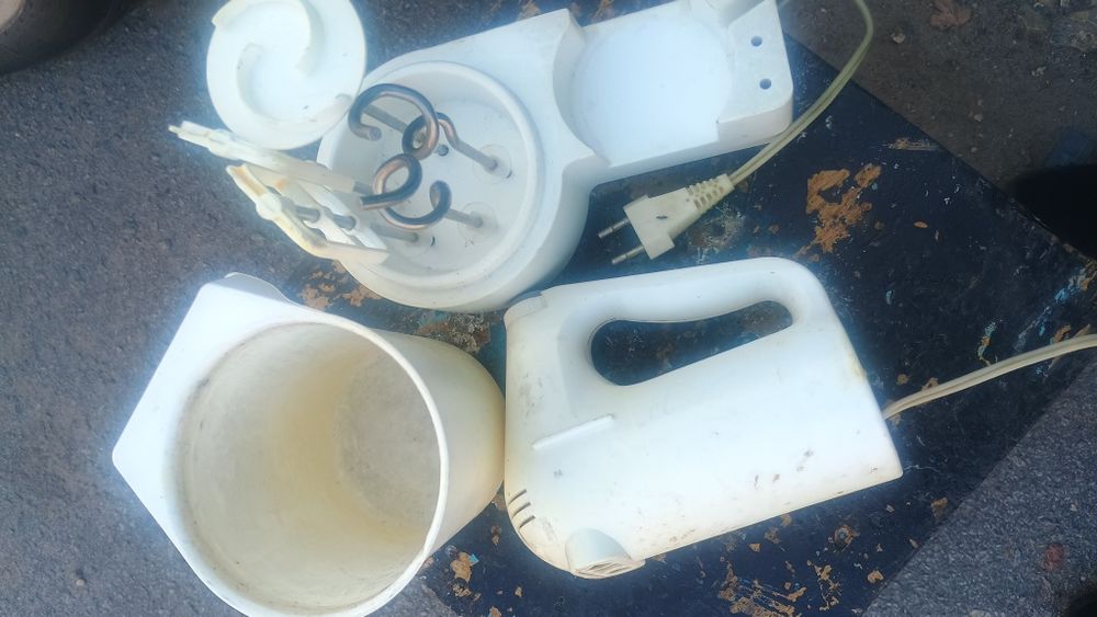 Міксер з насадками, підставкою та чашою. Працює.