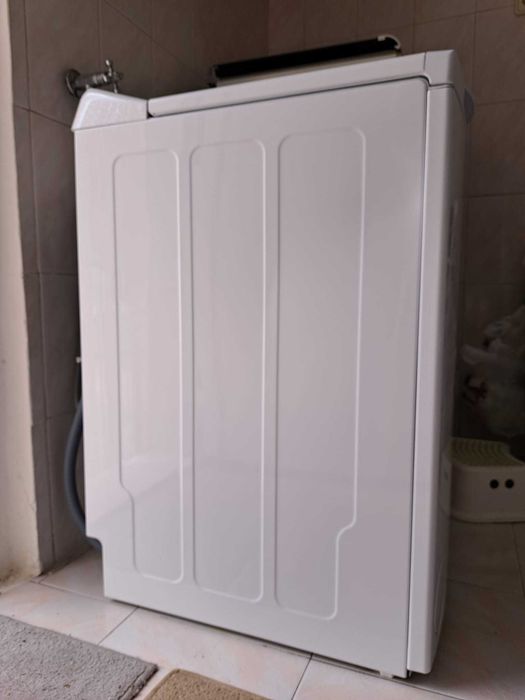 Máquina de lavar roupa com abertura em cima