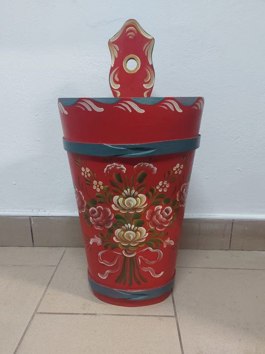 Ręcznie malowany drewniany kosz ścienny / pojemnik w stylu ludowym