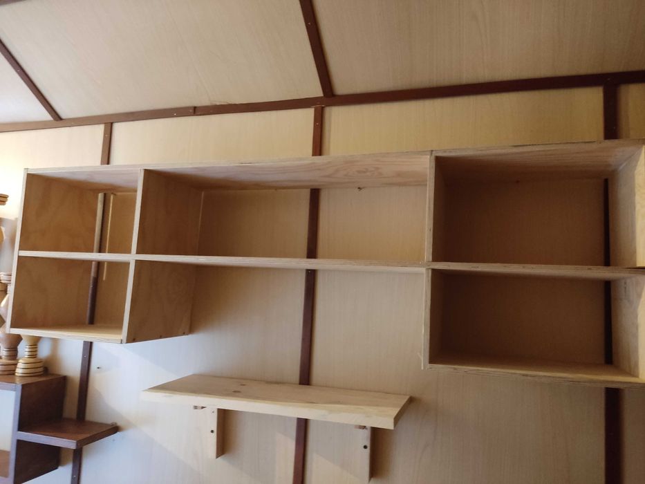 Półka wisząca nod biurko.