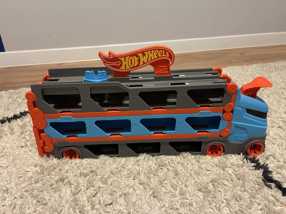 Hot Wheels Speedway Hauler (Вантажівка-транспортер "Суперперегони"