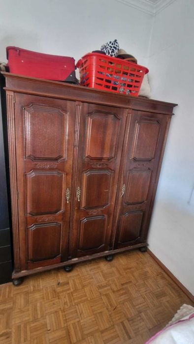 Roupeiro antigo em madeira maciça