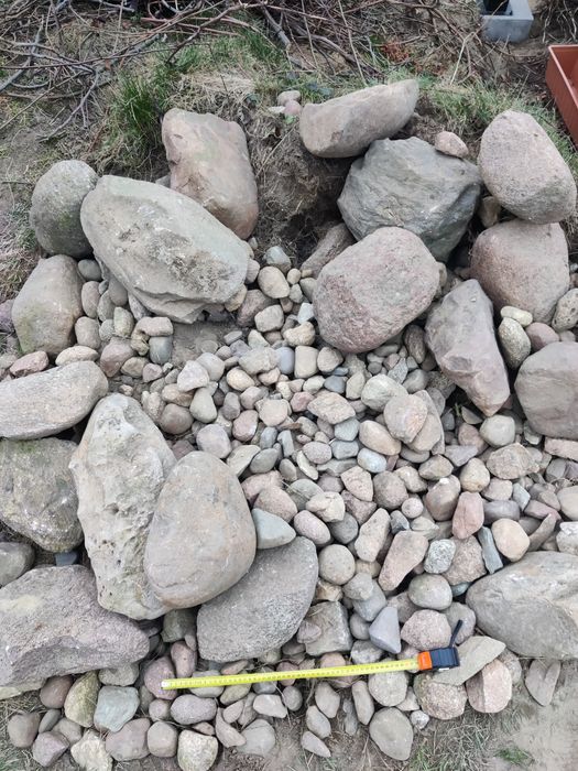 Kamienie polne duże i małe jak na zdjęciu