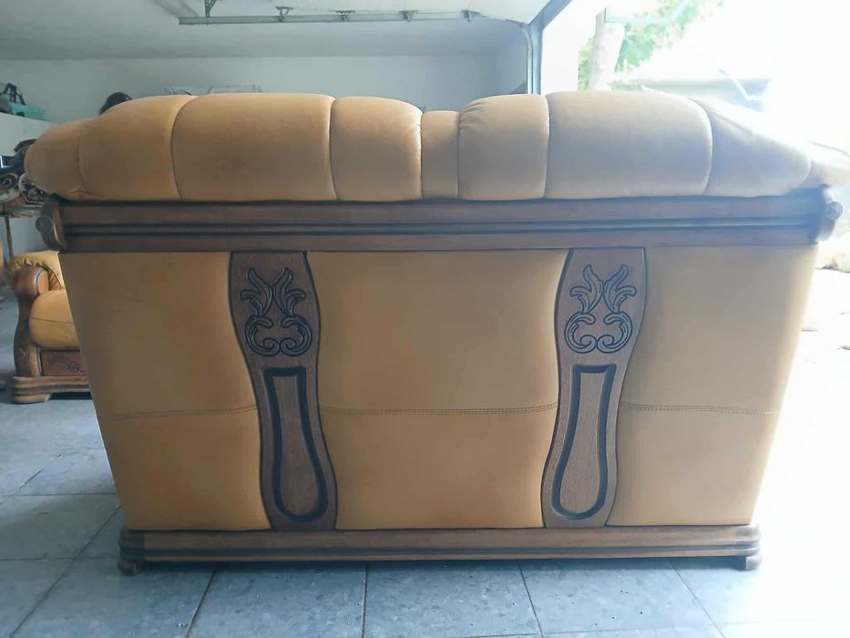 Vendo Conjunto de Sofás Antigos em Couro c/ Estrutura em Madeira