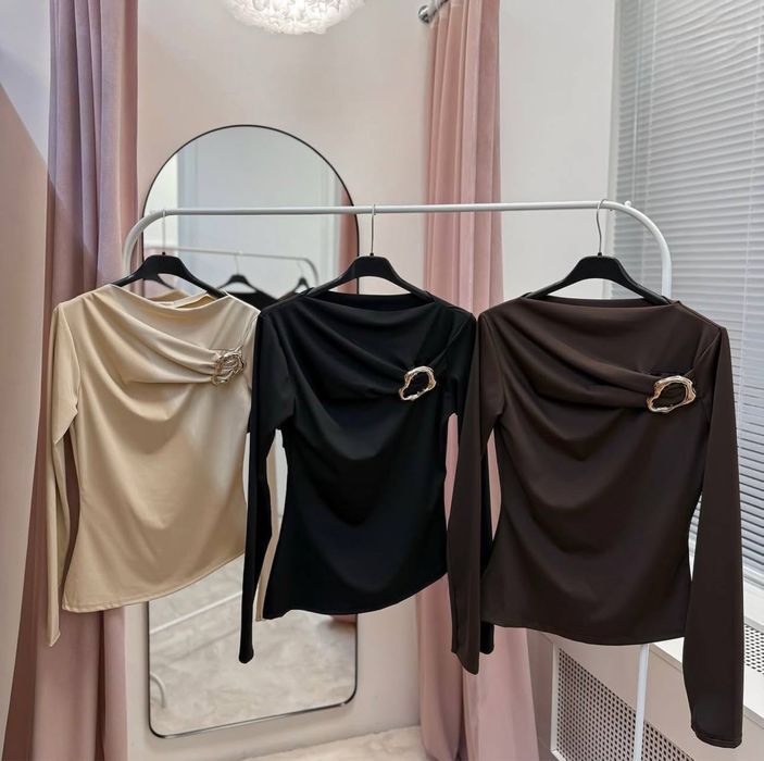 Гарна кофтинка з брошкою