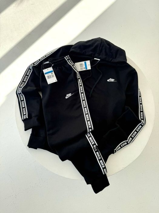 Nike костюм оригінал на лампасах з вишивкою  на мікрофлісі новий! С-ХЛ