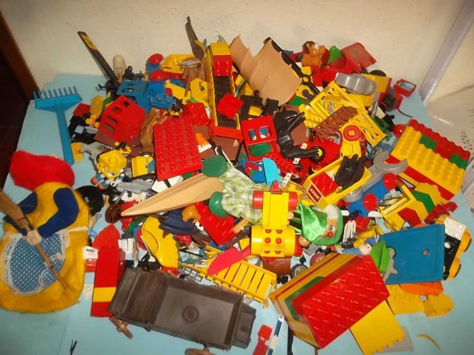 Centenas de bonecos e peças diversas, LEGO, brindes, e muito mais.