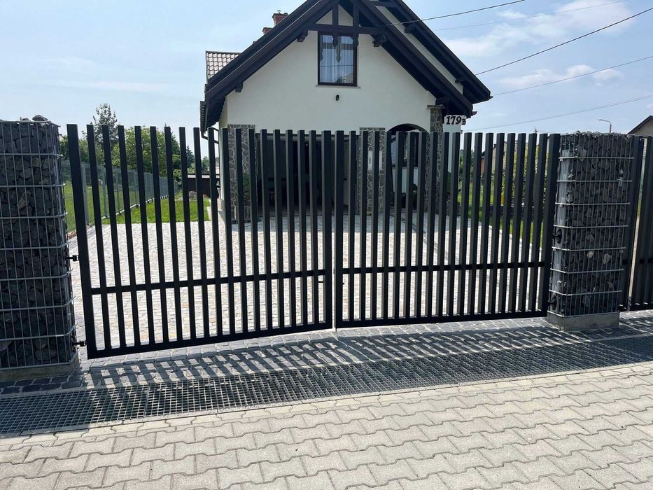 ogrodzenie grzebieniowe aluminiowe pionowe profile mur betonowy L