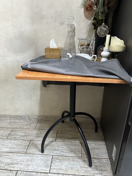 Стол кухонный .Самовывоз