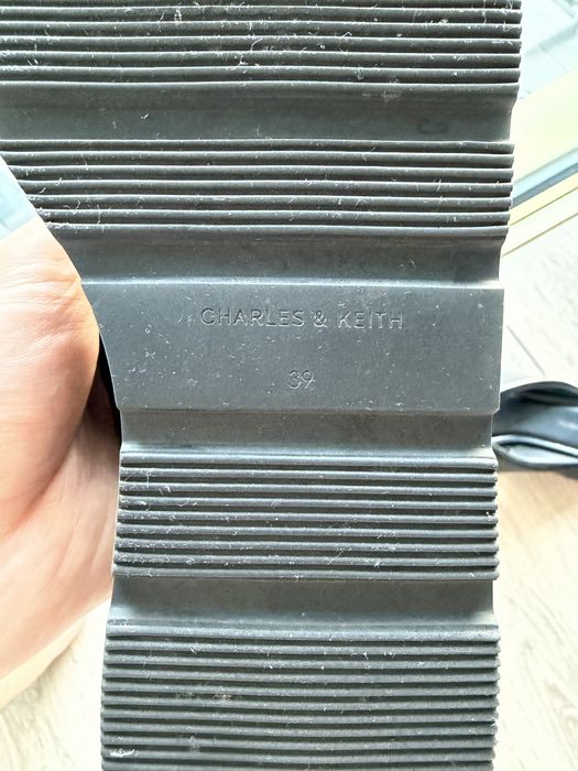 Charles and Keith сандалі