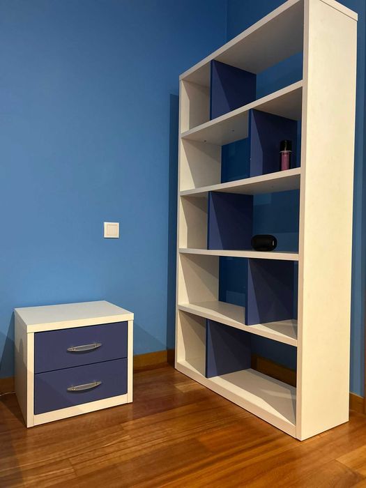 Quarto jovem - Cama, Estante; Mesa de cabeceira.