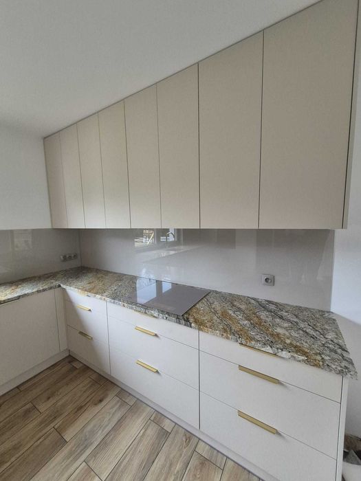 Blaty kuchenne i łazienkowe z granitu, kwarcogranitu, marmuru