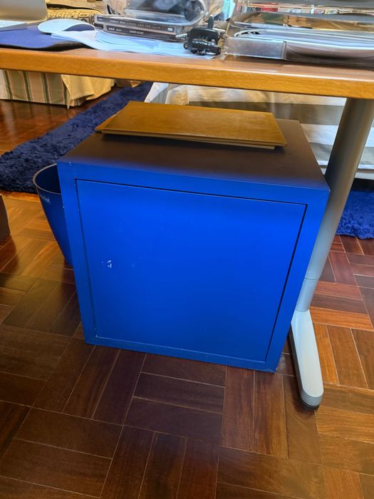 Móvel azul em bom estado
