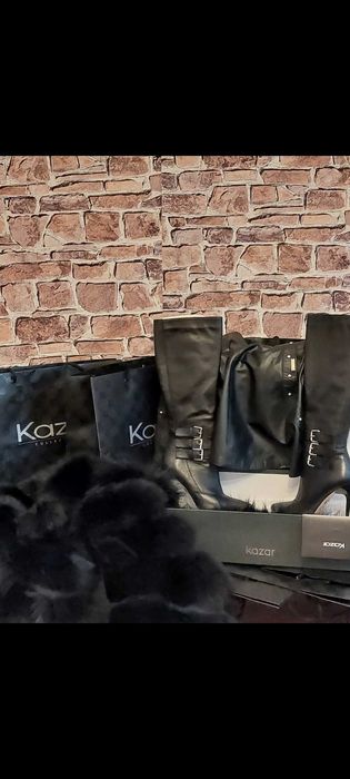 Czarne skórzane kozaki na szpilce z ozdobnymi klamrami Marki Kazar