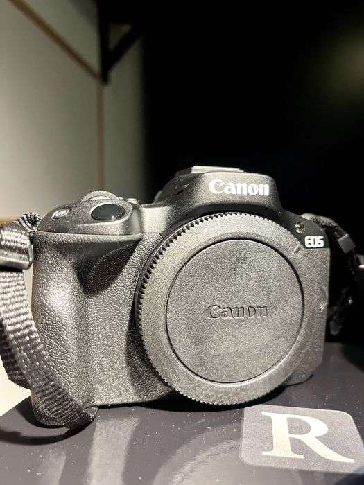 Câmara Mirrorless Canon EOS R50 + Objetiva RF-S 18-45mm F4.5-6.3 IS STM + Cartão SD + Bateria adicional