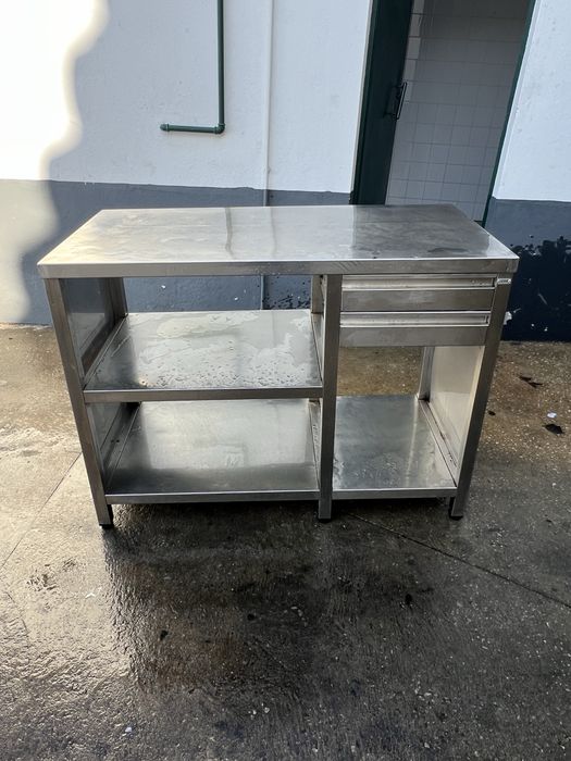 Bancada de inox com gavetas