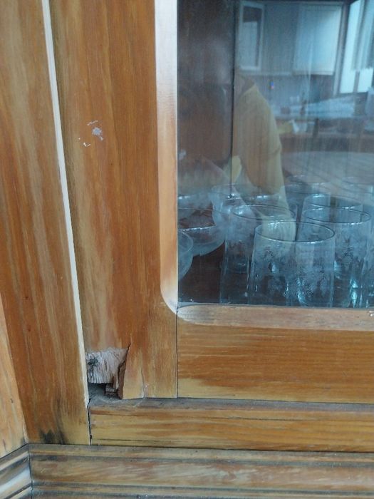 Mobília Sala de Jantar Rústica em Madeira Maciça – Mesa, Cristaleira e Bancos