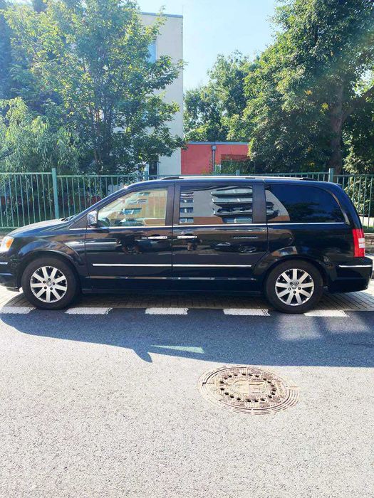 Chrysler Grand Voyager 7 МЕСТ в полной комплектации (2.8 дизель)