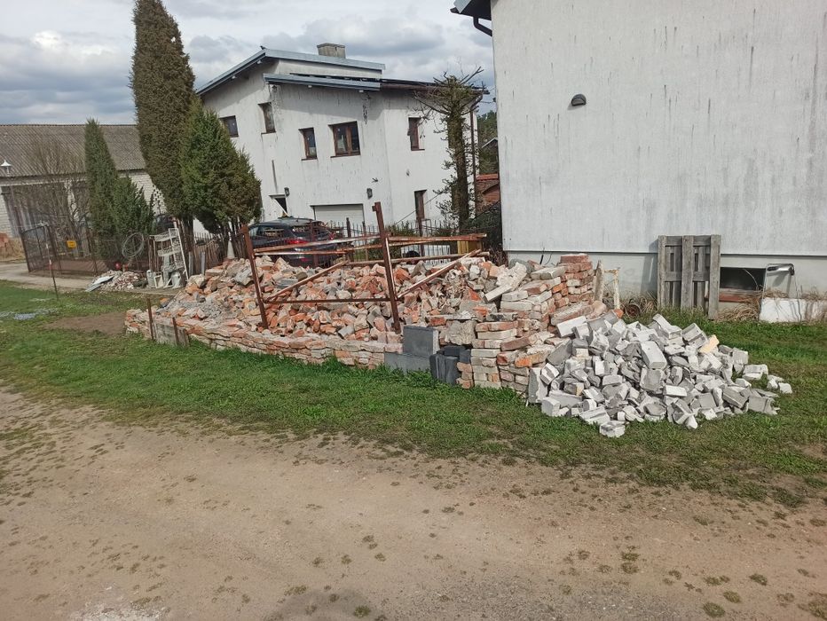 Cegła pomarańczowa, biała i gruz