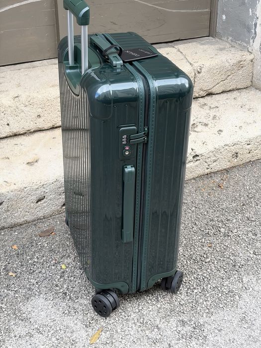 Валіза Rimowa essential medium  gloss green /Check- in M/валіза Rimowa в наявності