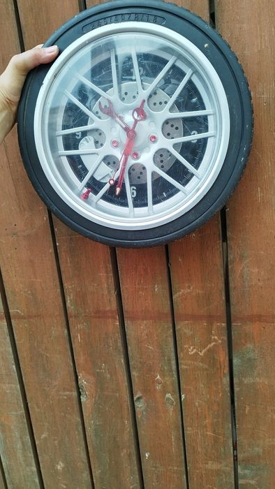 Zegar ścienny w kształcie opony.