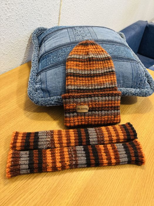 В’язаний комплект: шапка та мітенки