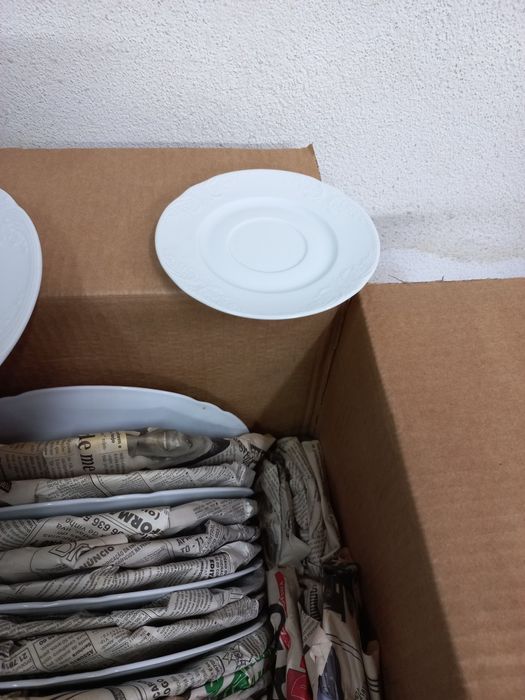 5 caixas cheias de conjunto de loiça