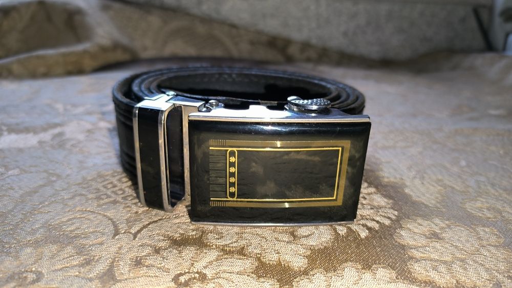 Красивий шкіряний чоловічий ремінь з бляхою