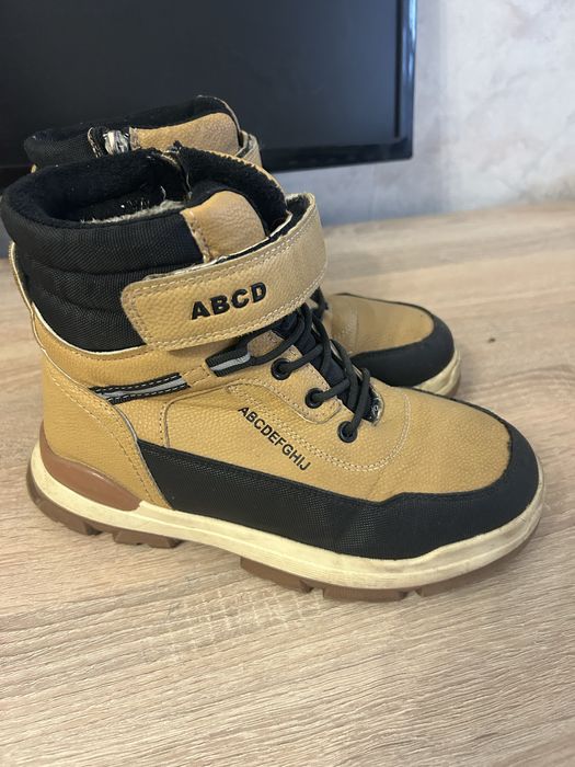 Продам ботинки на мальчика зима 37 размер