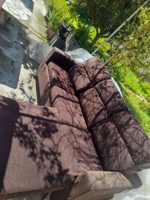 sofá de cor castanho